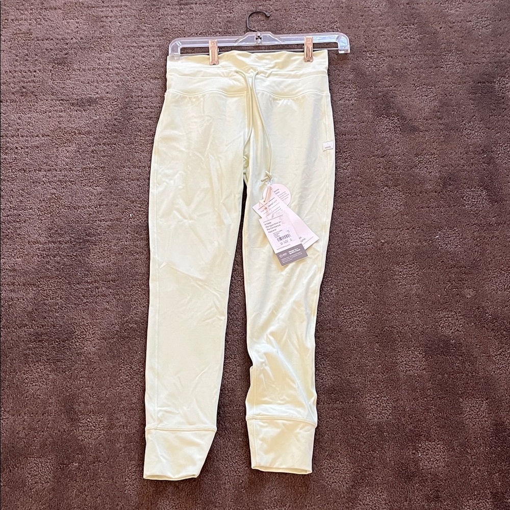 Vuori Women's Light Green Leggings New Size M